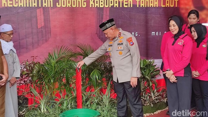 Peresmian sumur air bor oleh Kapolda Kalsel.