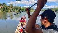 Mereka melintasi perairan Waduk Saguling selebar 120 meter setiap hari, dengan tarif seikhlasnya menuju SD Negeri Panaruban, di Desa Karanganyar, Kecamatan Cililin.