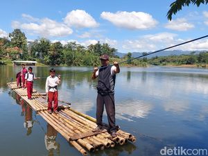 Perjuangan Siswa di Pelosok KBB, Bertaruh Nyawa Naik Rakit ke Sekolah