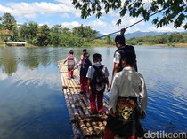 Rakit Bambu Jadi Andalan Kala Jembatan Tak Kunjung Datang