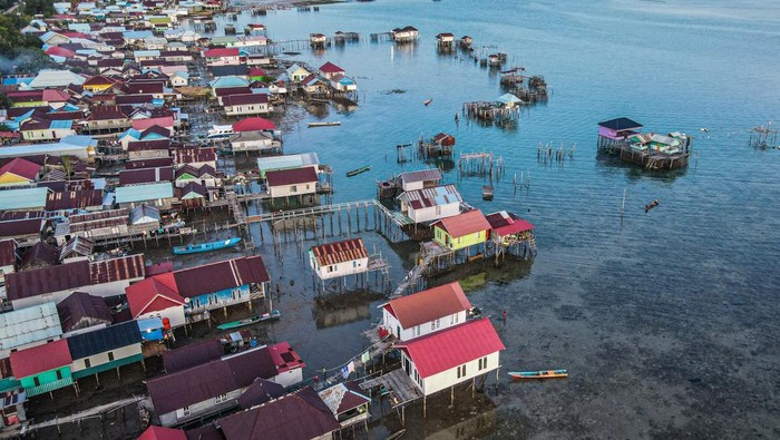 Foto udara deretan rumah di permukiman pesisir Desa Mekar Jaya, Kabupaten Konawe, Sulawesi Tenggara, Senin (26/5/2025). Kementerian Kelautan dan Perikanan (KKP) menargetkan pembangunan 100 Kampung Nelayan Merah Putih sepanjang tahun 2025 guna meningkatkan kesejahteraan masyarakat pesisir serta memperkuat ekonomi kelautan nasional. ANTARA FOTO/Andry Denisah/nym.