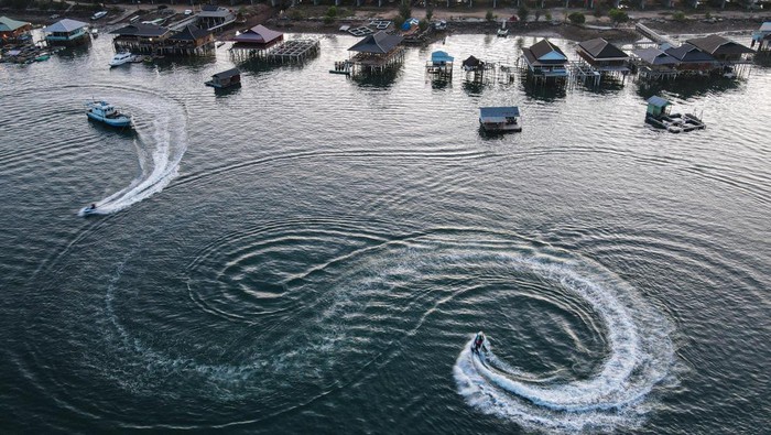 Permukiman Pesisir Jadi Simbol Harapan Ekonomi Kelautan Foto udara deretan rumah di permukiman pesisir Desa Mekar Jaya, Kabupaten Konawe, Sulawesi Tenggara, Senin (26/5/2025). Kementerian Kelautan dan Perikanan (KKP) menargetkan pembangunan 100 Kampung Nelayan Merah Putih sepanjang tahun 2025 guna meningkatkan kesejahteraan masyarakat pesisir serta memperkuat ekonomi kelautan nasional. ANTARA FOTO/Andry Denisah/nym.