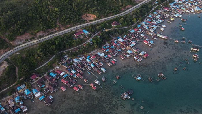 Foto udara deretan rumah di permukiman pesisir Desa Mekar Jaya, Kabupaten Konawe, Sulawesi Tenggara, Senin (26/5/2025). Kementerian Kelautan dan Perikanan (KKP) menargetkan pembangunan 100 Kampung Nelayan Merah Putih sepanjang tahun 2025 guna meningkatkan kesejahteraan masyarakat pesisir serta memperkuat ekonomi kelautan nasional. ANTARA FOTO/Andry Denisah/nym.