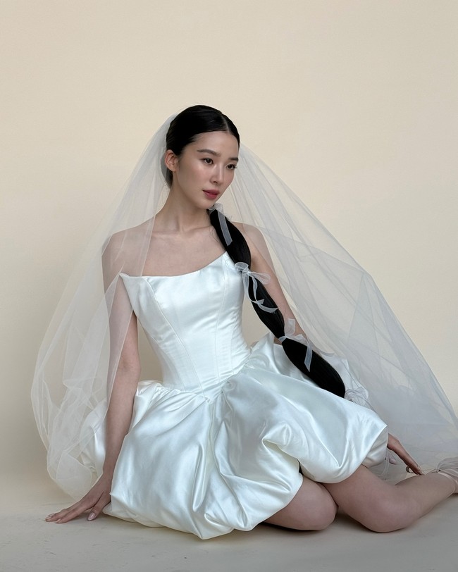 Pernikahan wanita Korea-Amerika itu menuai sorotan karena serangkaian gaun pengantinnya. Baju pernikahan lain yang jadi perbincangan adalah gaun pendek berikut yang menuai pujian dari netizen. Foto: Instagram
