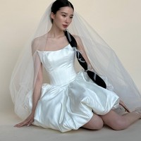 Pernikahan wanita Korea-Amerika itu menuai sorotan karena serangkaian gaun pengantinnya. Baju pernikahan lain yang jadi perbincangan adalah gaun pendek berikut yang menuai pujian dari netizen. Foto: Instagram