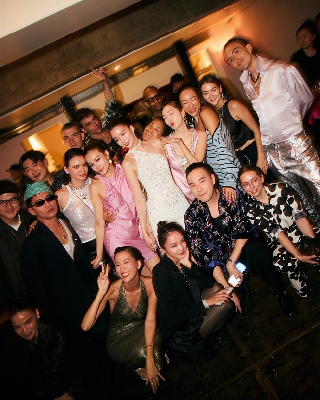 Adapun untuk perayaan after party, Irene berganti gaun putih yang kali ini berpotongan halter dan dihiasi bebatuan glamour keluaran Nicole + Felicia. Foto: Instagram @molly_chiang