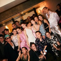 Adapun untuk perayaan after party, Irene berganti gaun putih yang kali ini berpotongan halter dan dihiasi bebatuan glamour keluaran Nicole + Felicia. Foto: Instagram @molly_chiang