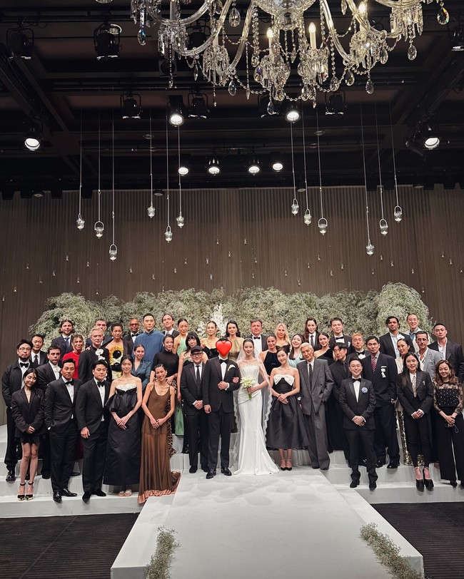 Sedangkan saat upacara pernikahan di hotel mewah Shilla, Irene memilih gaun yang lebih dramatis dengan atasan korset dan veil yang panjang. Foto: Instagram @molly_chiang