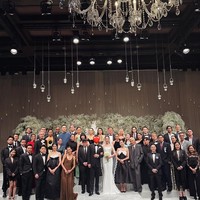Sedangkan saat upacara pernikahan di hotel mewah Shilla, Irene memilih gaun yang lebih dramatis dengan atasan korset dan veil yang panjang. Foto: Instagram @molly_chiang
