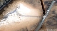 Musim kemarau basah tetap menyisakan tantangan. Produksi garam belum bisa maksimal seperti tahun-tahun sebelumnya. Meski demikian, para petani tetap bersyukur karena harga jual garam kini cukup untuk menutup biaya operasional, seperti solar dan listrik.