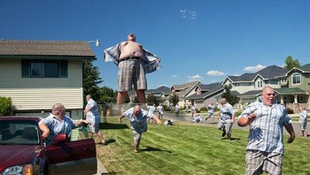 Serangan brutal dari raksasa. Foto: WellBangOkay via Bored Panda