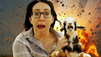 Kabur dari kiamat bersama kambing lucu yang nampak juga terkejut. Foto: reddit via Bored Panda  