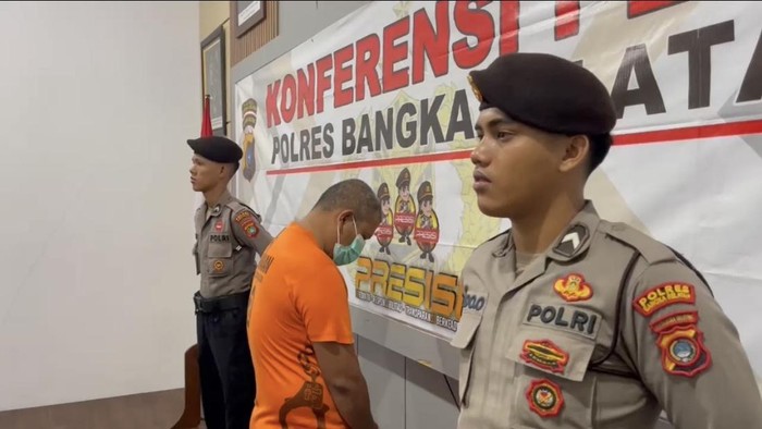 Pimpinan ponpes yang cabuli santrinya saat dihadirkan di Mapolres Basel.