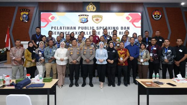 Polda Riau menggelar pelatihan public speaking untuk meningkatkan kompetensi personel dalam pelayanan publik.