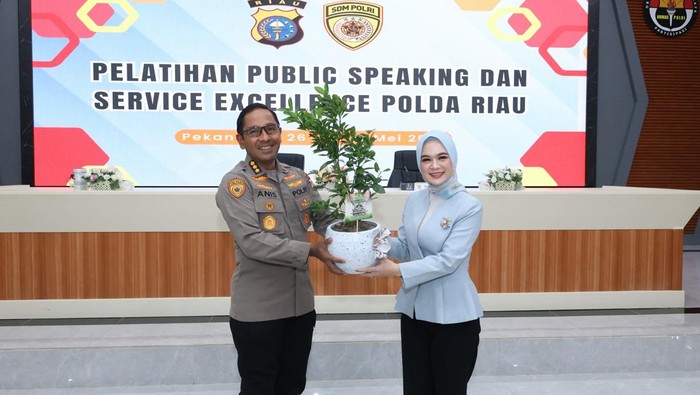 Polda Riau menggelar pelatihan public speaking untuk meningkatkan kompetensi personel dalam pelayanan publik.