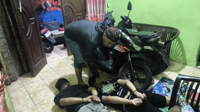 Polisi gerebek rumah penampungan motor curian di Bogor. (Dok. ist)