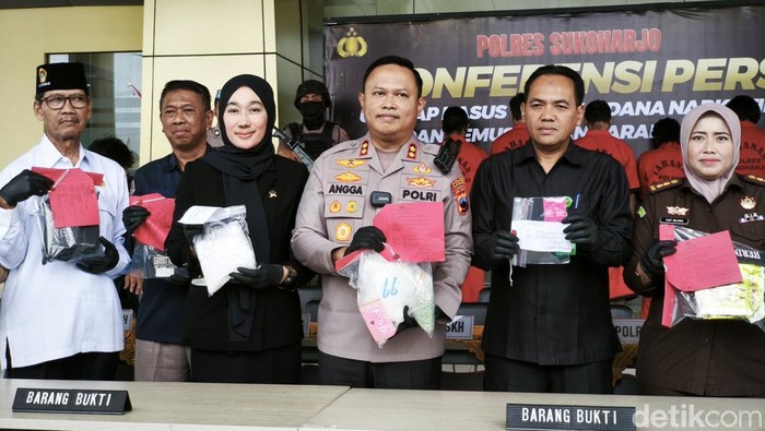 Polisi memamerkan barang bukti narkoba hasil sitaan ungkap kasus di Sukoharjo, Selasa (27/5/2025).