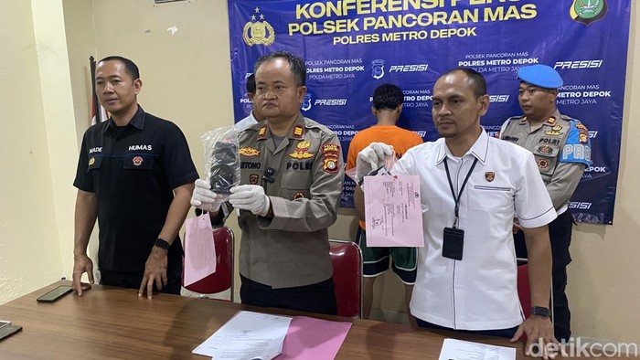 Polisi menangkap pria berinisial SA (42) pelaku pencurian handphone (HP) merek iPhone 12 Pro Max milik karyawan toko material bangunan di Pancoran Mas, Depok. (Devi P/detikcom)