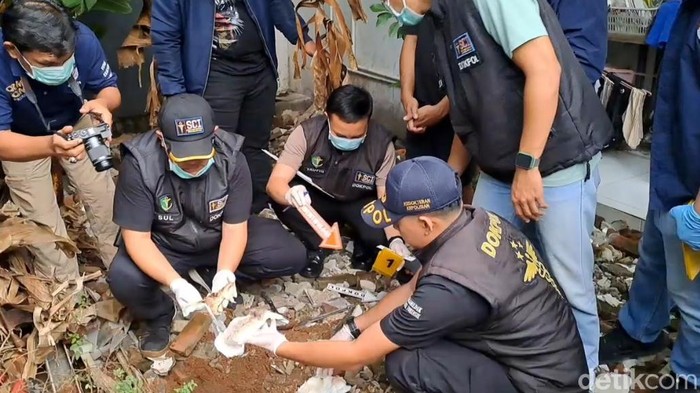 Polisi mengevakuasi janin hasil aborsi mahasiswi di Makassar.