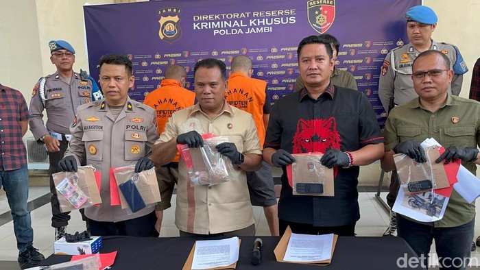 Polisi menggagalkan pengiriman 1,2 kilogram emas ilegal di Jambi