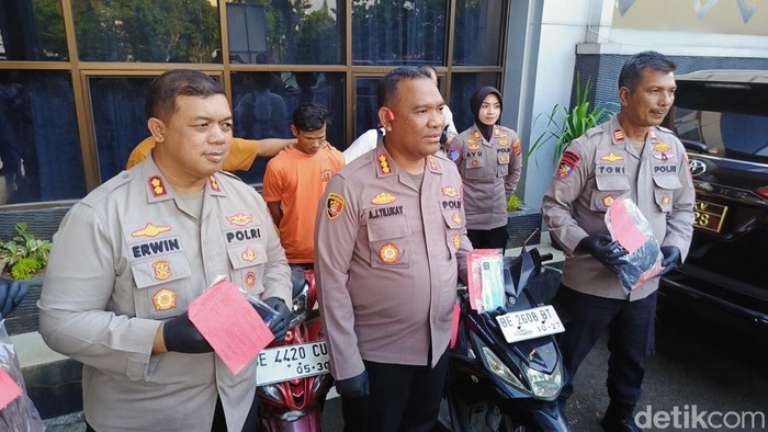 Polisi menghadirkan suami yang bunuh istri dalam ungkap kasus
