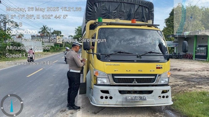 Polisi menindak truk over load di Sarolangun, Jambi