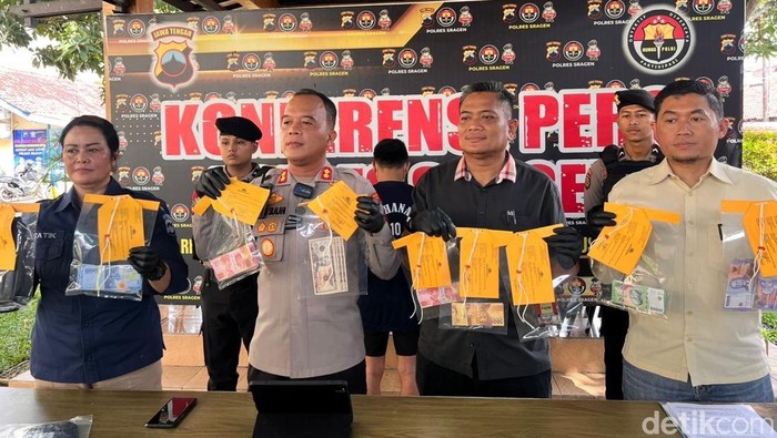 Polres Sragen menangkap pengedar uang palsu di Sragen, Selasa (27/5/2025).