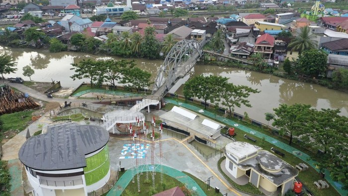 Potret Ruang Publik Hijau Ramah Iklim di Samarinda Sejumlah warga bermain di Taman Para'an, Samarinda, Kalimantan Timur, Senin (26/5/2025). Pemerintah Kota Samarinda membangun taman kota yang berkonsep hijau dan berkelanjutan menjadi pelopor ruang publik ramah iklim yang menggunakan energi terbarukan seperti solar panel bertenaga 5000 watt dan turbin angin sebagai sumber energi utamanya. ANTARA FOTO/M Risyal Hidayat/Spt.