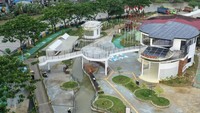 Taman tersebut menggunakan energi terbarukan seperti solar panel bertenaga 5000 watt dan turbin angin sebagai sumber energi utamanya. (ANTARA FOTO/M Risyal Hidayat)