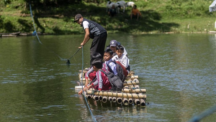 Potret Siswa di Bandung Barat, Seberangi Sungai Pakai Rakit Demi Sekolah Sejumlah siswa SDN Panaruban menyeberangi sungai Cicadas menggunakan rakit di Desa Karanganyar, Cililin, Kabupaten Bandung Barat, Jawa Barat, Selasa (27/5/2025). Sejumlah siswa dan warga dari Kampung Sampora serta Kampung Cijigud sejak tahun 1984 untuk sekolah atau mengakses pelayanan publik terpaksa menyeberangi sungai Cicadas menggunakan rakit guna memangkas waktu perjalanan menjadi 10 menit dibandingkan dengan jalur darat yang mencapai satu jam. ANTARA FOTO/Abdan Syakura