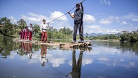Rakit yang digunakan biasanya terbuat dari bambu dan papan kayu, yang dikendalikan dengan tali atau dayung sederhana. Dengan jalur darat yang memakan waktu hingga satu jam, warga memilih rakit sebagai alternatif cepat yang hanya memakan waktu sekitar 10 menit. ANTARA FOTO/Abdan Syakura
