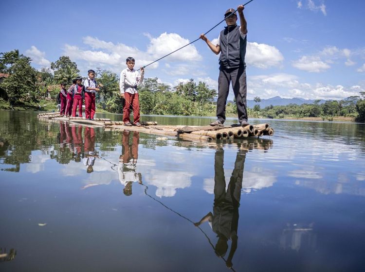 Potret Siswa di Bandung Barat, Seberangi Sungai Pakai Rakit Demi Sekolah