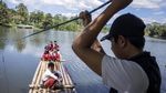 Potret Siswa di Bandung Barat, Seberangi Sungai Pakai Rakit Demi Sekolah