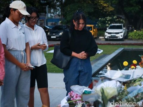 Potret tumpukan bunga di patung Dewi Keadilan Fakultas Hukum UGM, Selasa (27/5/2025). Bunga-bunga itu dikirim oleh teman kuliah Argo.