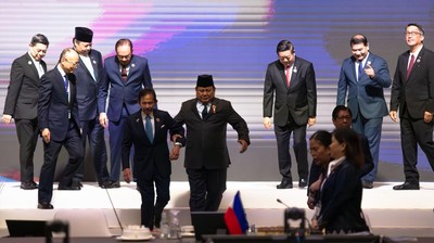 Momen Prabowo Menggandeng Tangan Sultan Brunei