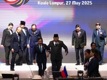 Momen Prabowo Menggandeng Tangan Sultan Brunei