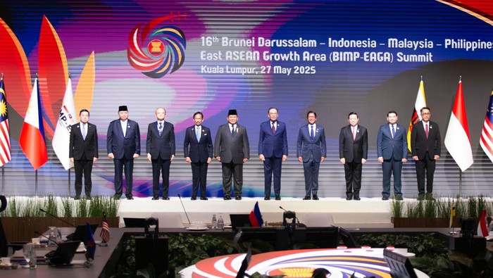 Prabowo Hadiri KTT BIMP-EAGA ke-16 di Kuala Lumpur Presiden Prabowo bersiap mengikuti Konferensi Tingkat Tinggi (KTT) ke-16 Brunei Darussalam-Indonesia-Malaysia-Filipina Area Pertumbuhan ASEAN Timur (BIMP-EAGA) di Kuala Lumpur Convention Centre (KLCC), Kuala Lumpur, Malaysia, Selasa (27/5/2025). KTT ke-16 BIMP-EAGA itu digelar di sela-sela pelaksanaan KTT ke-46 ASEAN di Kuala Lumpur. ANTARA FOTO/Virna Puspa Setyorini/Spt.