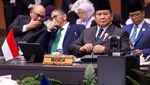 Momen Prabowo Menggandeng Tangan Sultan Brunei