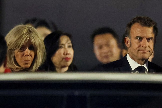 Emmanuel Macron dan Brigitte Macron tiba di Hanoi, Vietnam, pada Minggu malam (25/5/2025) untuk memulai lawatan selama seminggu di Asia Tenggara. Setelah insiden yang menghebohkan itu, keduanya terlihat berdampingan dalam kunjungan kenegaraan. Foto: REUTERS/Chalinee Thirasupa