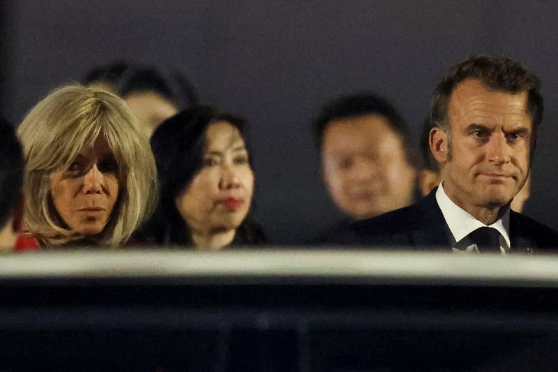 Presiden Prancis Emmanuel Macron dan istrinya Brigitte Macron bereaksi saat tiba di Bandara Internasional Noi Bai, menandai perjalanan pertama presiden Prancis ke Vietnam dalam hampir satu dekade, di Hanoi, Vietnam, 25 Mei 2025.