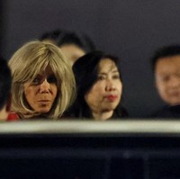 Emmanuel Macron dan Brigitte Macron tiba di Hanoi, Vietnam, pada Minggu malam (25/5/2025) untuk memulai lawatan selama seminggu di Asia Tenggara. Setelah insiden yang menghebohkan itu, keduanya terlihat berdampingan dalam kunjungan kenegaraan. Foto: REUTERS/Chalinee Thirasupa