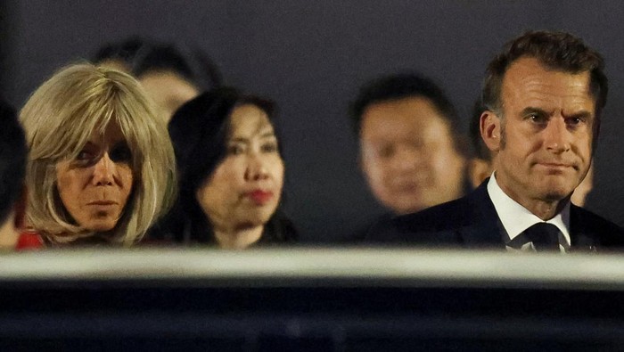 Presiden Prancis Emmanuel Macron dan istrinya Brigitte Macron bereaksi saat tiba di Bandara Internasional Noi Bai, menandai perjalanan pertama presiden Prancis ke Vietnam dalam hampir satu dekade, di Hanoi, Vietnam, 25 Mei 2025.