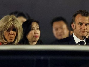 Maskapai Bercanda soal Macron Ditoyor Istri, Netizen: Berani Banget!