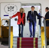Brigitte Macron sempat menjadi sorotan dunia setelah momen viral ia menepuk wajah sang suami setiba di Hanoi, Vietnam baru-baru ini. Namun, insiden tersebut tak cukup untuk membayangi penampilan Brigitte Macron. Kira-kira seperti gaya Brigitte ketika mendampingi suaminya berkunjung ke Indonesia? (Foto: REUTERS/Chalinee Thirasupa)