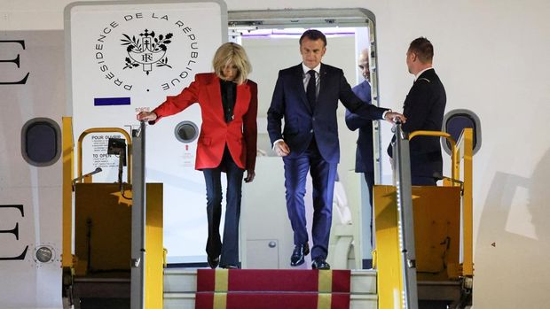 Presiden Prancis Emmanuel Macron dan istrinya Brigitte Macron tiba di Bandara Internasional Noi Bai, menandai perjalanan pertama presiden Prancis ke Vietnam dalam hampir satu dekade, di Hanoi, Vietnam, 25 Mei 2025.