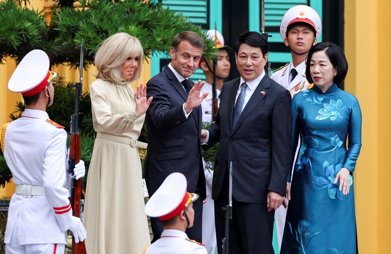 Presiden Vietnam Luong Cuong dan istrinya, Nguyen Thi Minh Nguyet, menyambut Presiden Prancis Emmanuel Macron dan istrinya, Brigitte Macron, di Istana Kepresidenan di Hanoi, Vietnam, 26 Mei 2025.