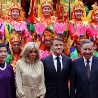 Emmanuel dan Brigitte hadir dalam jamuan makan siang di Kulit Sastra Hanoi, Senin (26/5/2025), ditemani Sekretaris Jenderal Partai Komunis Vietnam To Lam dan istrinya  Ngo Phong Ly. Foto: REUTERS/Chalinee Thirasupa