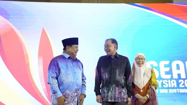 Presiden Prabowo Subianto menghadiri gala diner Konferesi Tingkat Tinggi (KTT) Ke - 46 ASEAN di Kuala Lumpur Comvention Center (KLCC), dengan mengenakan pakaian batik yang seragam dengan seluruh kepala negara yang hadir. (Dok. BPMI)