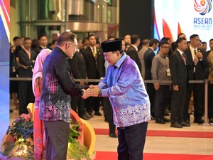 Momen Prabowo Hadiri Gala Dinner KTT ke-46 ASEAN, Pakai Batik Nuansa Biru