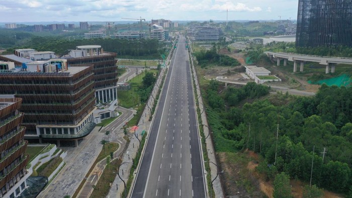 PT Wijaya Karya (Persero) Tbk (WIKA) telah menyelesaikan pembangunan Jalan Sumbu Kebangsaan Sisi Timur di IKN. Infrastruktur ini merupakan jalur utama yang menghubungkan Istana Negara dengan jaringan jalan nasional serta sejumlah gedung pemerintahan strategis di pusat IKN.